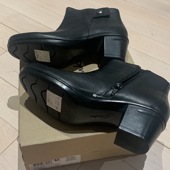 NWT Clarks Booties - Picture 1 of 6